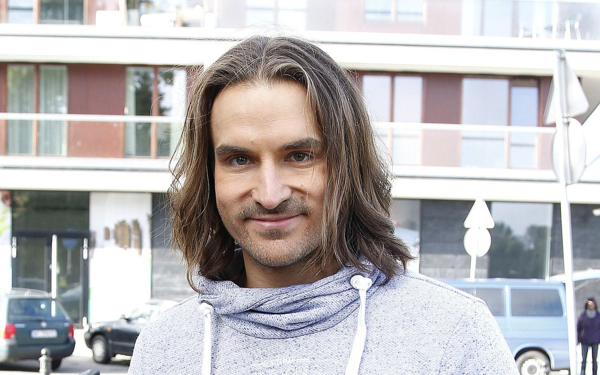 Piotr Stramowski w długich włosach