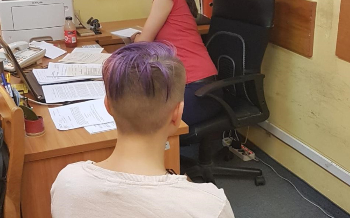 Dwie polskie nastolatki zrobiły sobie OHYDNĄ sesję zdjęciową na cmentarzu. Zajęła się nimi policja