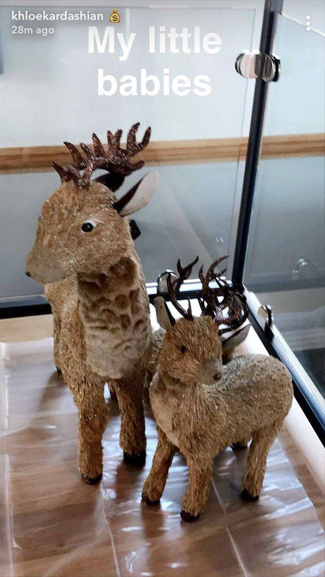 Khloe Kardashian ubiera choinkę – w jakim stylu będzie w tym roku?