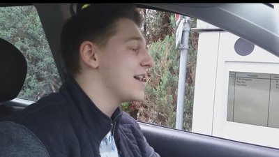 Pracownica McDonald’s nie mogła się powstrzymać od śmiechu