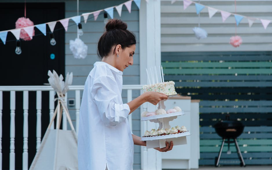 Jak ubrać się na wakacyjne garden party? Sprawdzone stylizacje dla niej i dla niego
