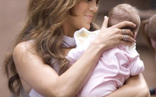 Jennifer Lopez z bobasem (FOTO)