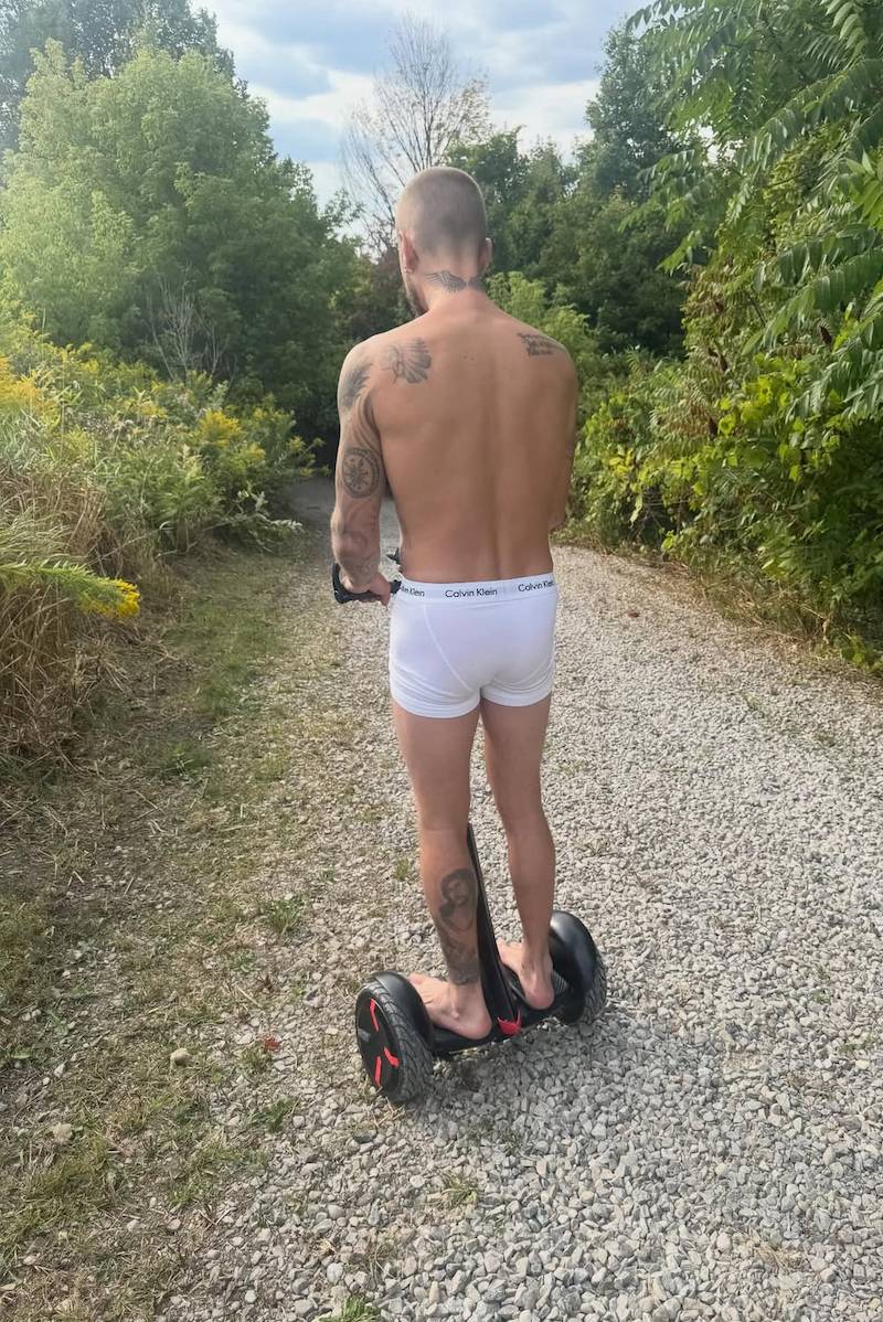 Justin Bieber w samych bokserkach na ulicy! Fani przecierają oczy (FOTO)