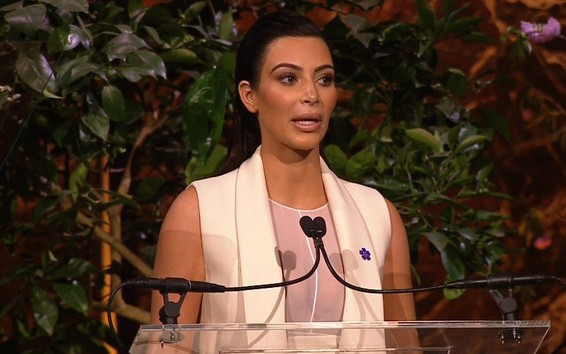Kim Kardashian odbierając nagrodę czytała z promptera VIDEO