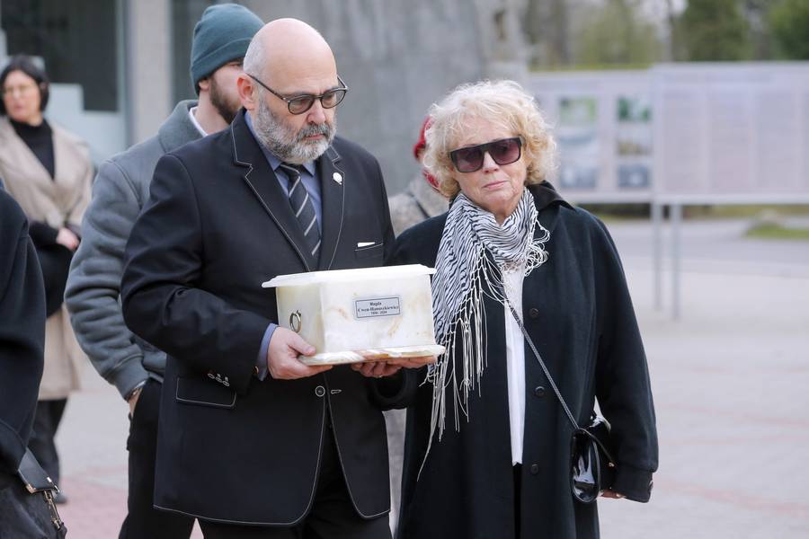 Przyjaciele pożegnali dzisiaj Magdalenę Cwen-Hanuszkiewicz: Beata Kawka, Daniel Olbrychski z żoną…