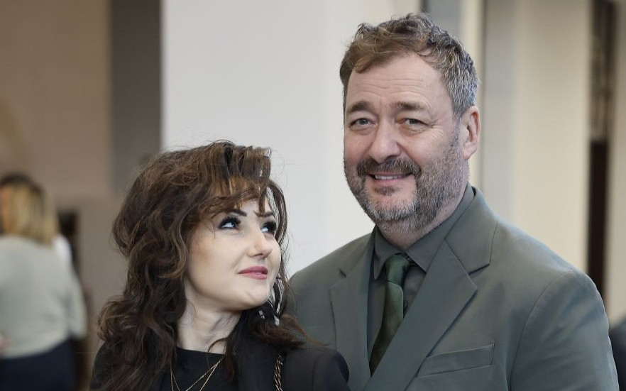 Jacek Rozenek z młodszą o 20 lat żoną na premierze książki Orłosiów