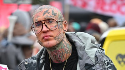 Stifler w złocie na Color Party. Zmienił fryzurę i upodobnił się do znanej artystki