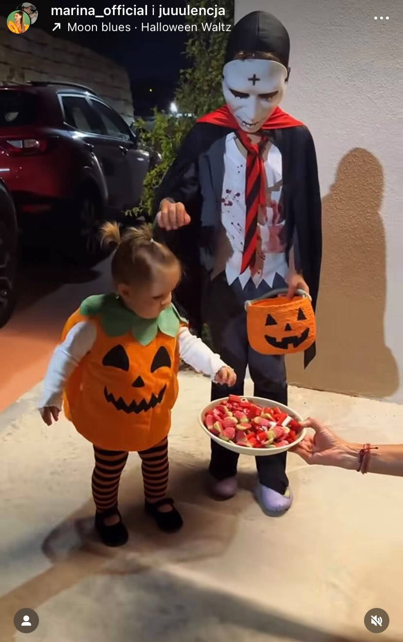 Szok! Noelia Szczęsna poszła zbierać cukierki na Halloween. Ona już tak drepta? (WIDEO)