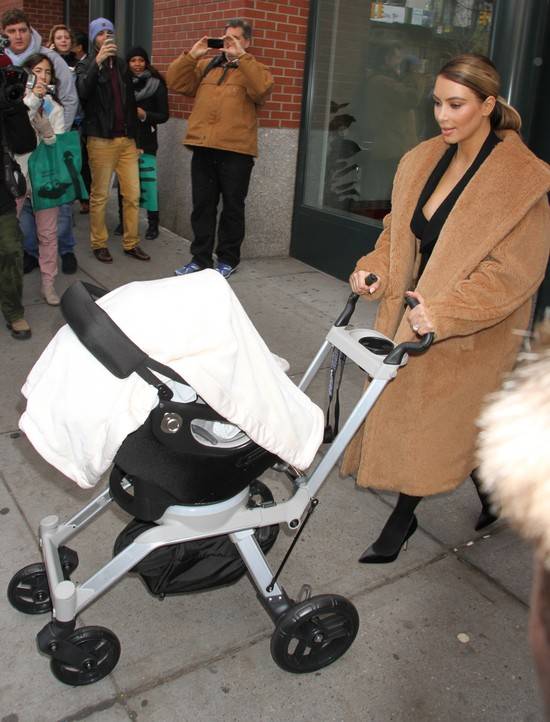 Wydekoltowana Kim Kardashian z małą Nori