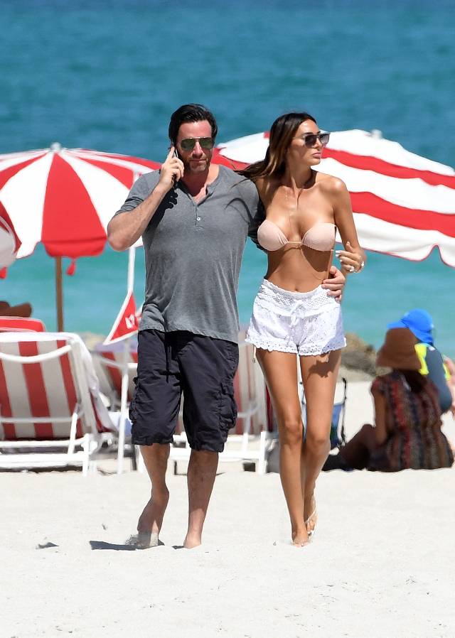 Ta gwiazdka tak plażowała, że prawie biust pokazała