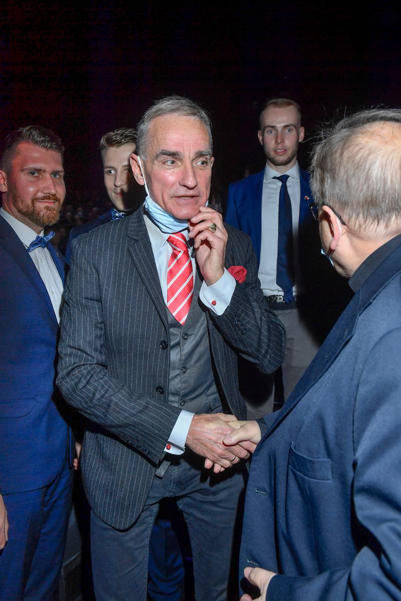 Gwiazdy TVP na premierze filmu “Nędzarz i madame”: Dawno niewidziana Dominika Chorosińska z mężem