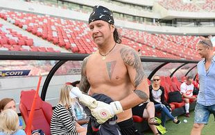 Radek Majdan nie umie sobie wyprasować koszuli! (FOTO)