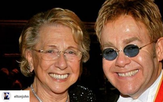 Elton John nie rozmawiał ze swoją mamą prawie 10 lat. Teraz oznajmił, że zmarła