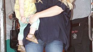 Siostry Simpson z dzieciakami na lunchu i zakupach (FOTO)