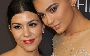 Lalka? Manekin? Z kim Kourtney przyszła na after party?