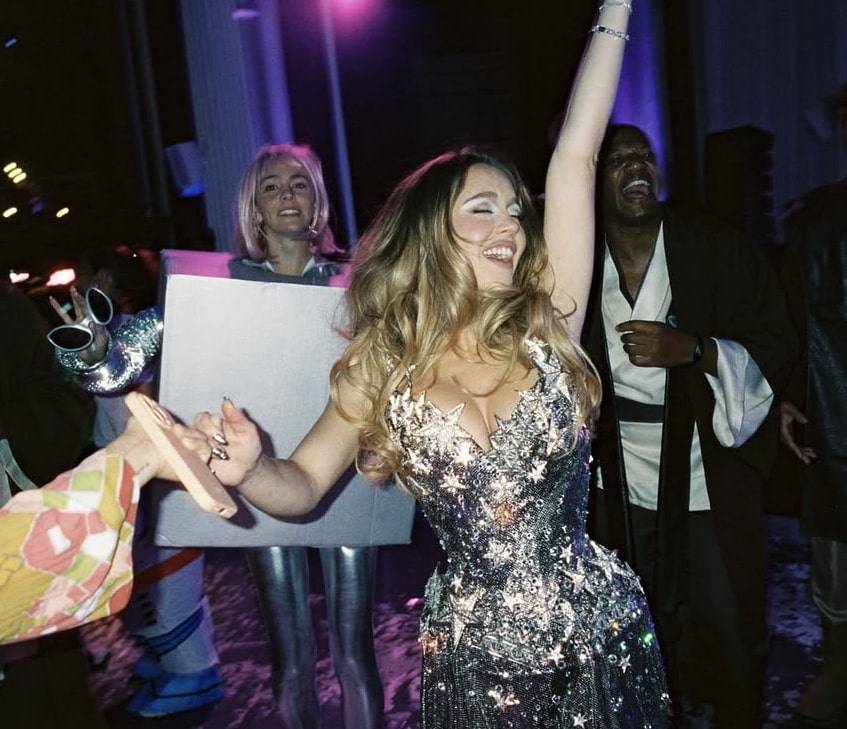 Sydney Sweeney z przytupem świętuje 28. urodziny! Gwiazdorska obsada, tłumy gości i kosmiczne kostiumy