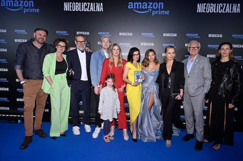 Premiera filmu “Nieobliczalna”. Julia Wieniawa w sukni balowej, Magdalena Cielecka i Agnieszka Grochowska całe w czerni