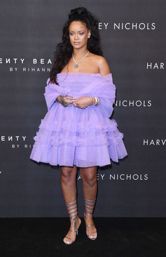 +12 kg nie przeszkadza Rihannie w zakładaniu mini