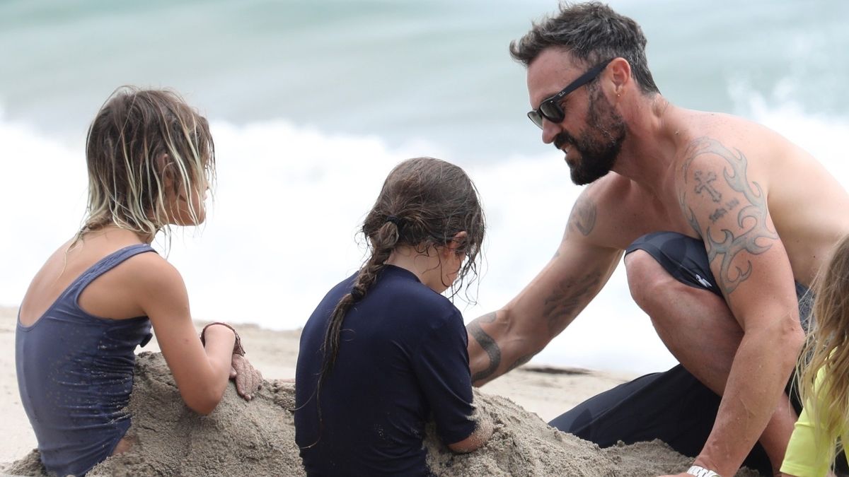 Brian Austin Green na plaży z synami