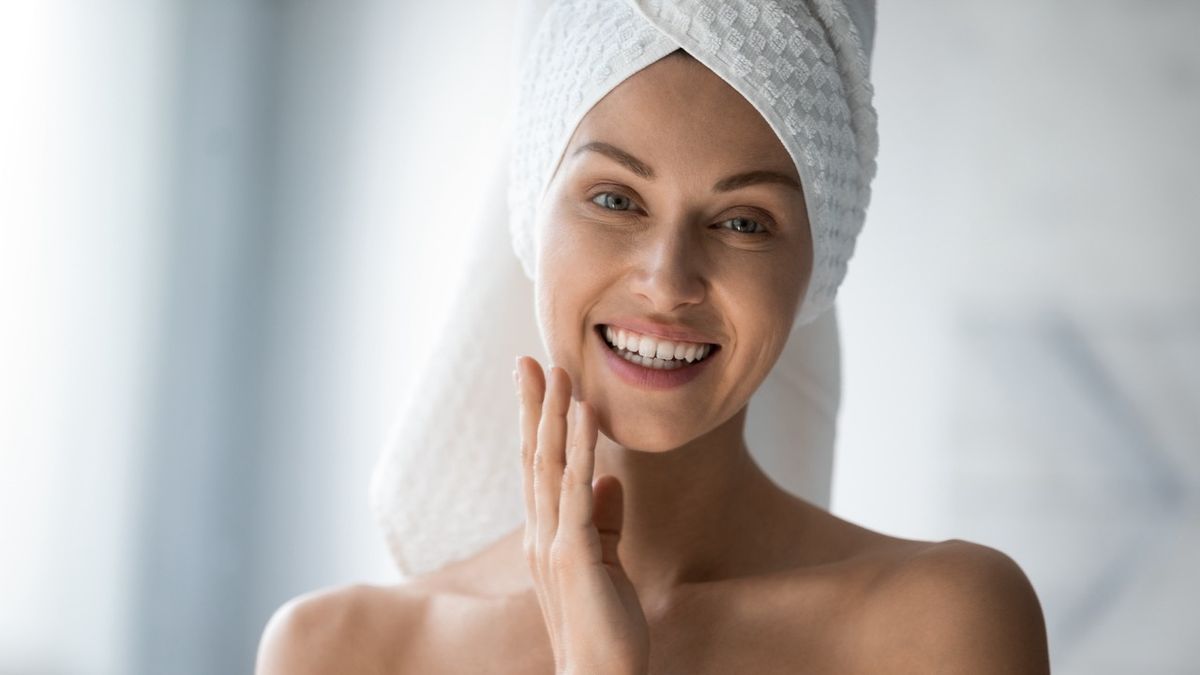 Jak pielęgnować skórę, by jak najdłużej wyglądała młodo