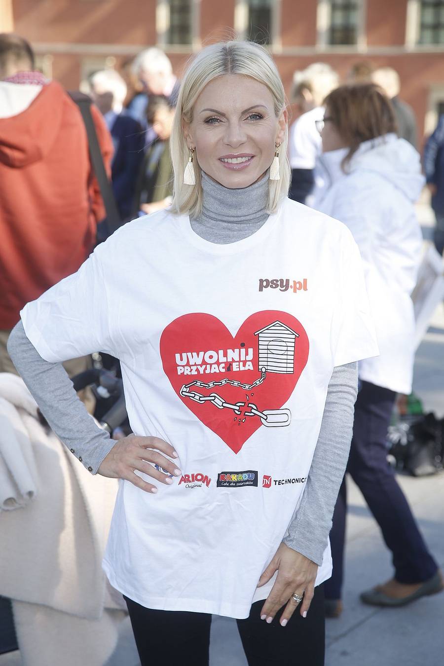 Gwiazdy PRZYKUWAJĄ się łańcuchami do psiej budy (ZDJĘCIA)