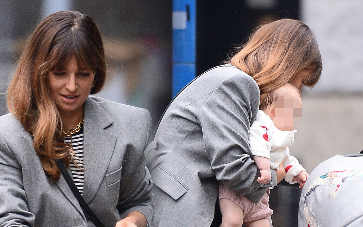 Lewandowscy z córkami idą na śniadanie do restauracji (ZDJĘCIA)