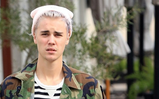 Justin Bieber zgasił na nim papierosa, więc ten chwycił go za gardło