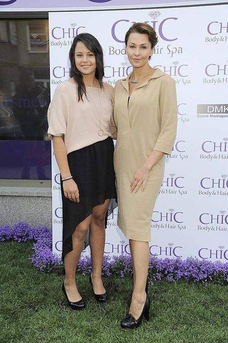 Anna Popek z córkami na otwarciu salonu urody