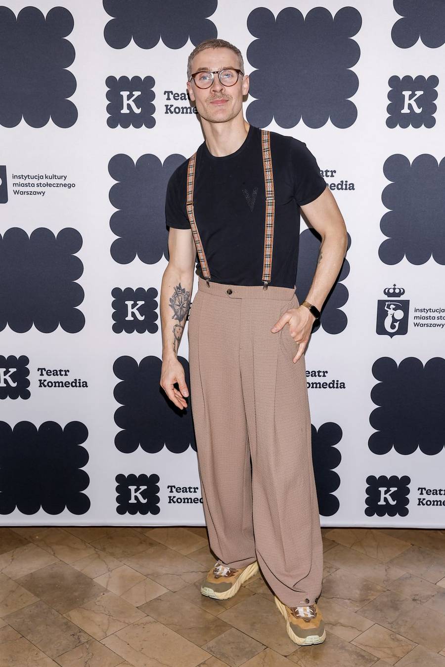 Gwiazdy na premierze spektaklu “Prezent”. Katarzyna Figura w kusej mini, Magdalena Waligórska z mężem