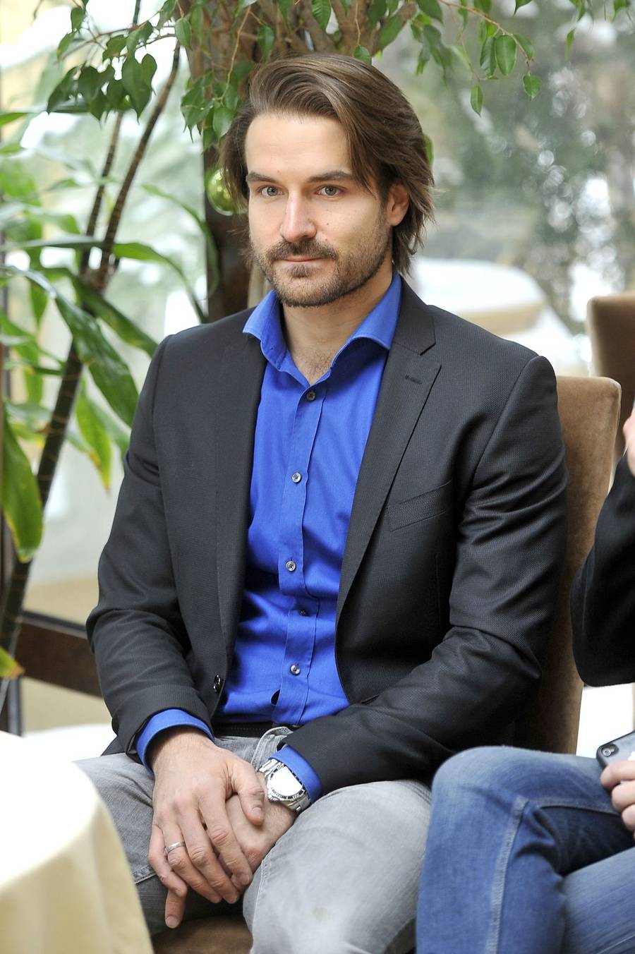 Piotr Stramowski w długich włosach