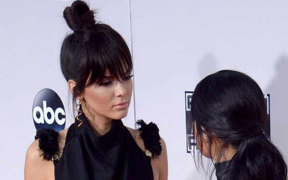 Przebywała w tym samym pomieszczeniu co Kendi i Kylie. Jak traktują się siostry?