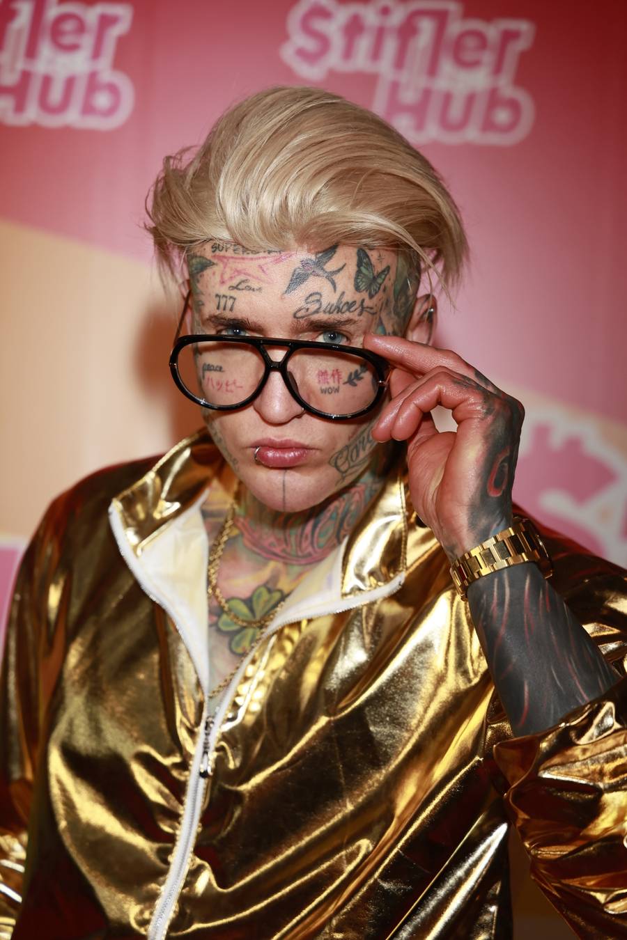 Stifler w złocie na Color Party. Zmienił fryzurę i upodobnił się do znanej artystki