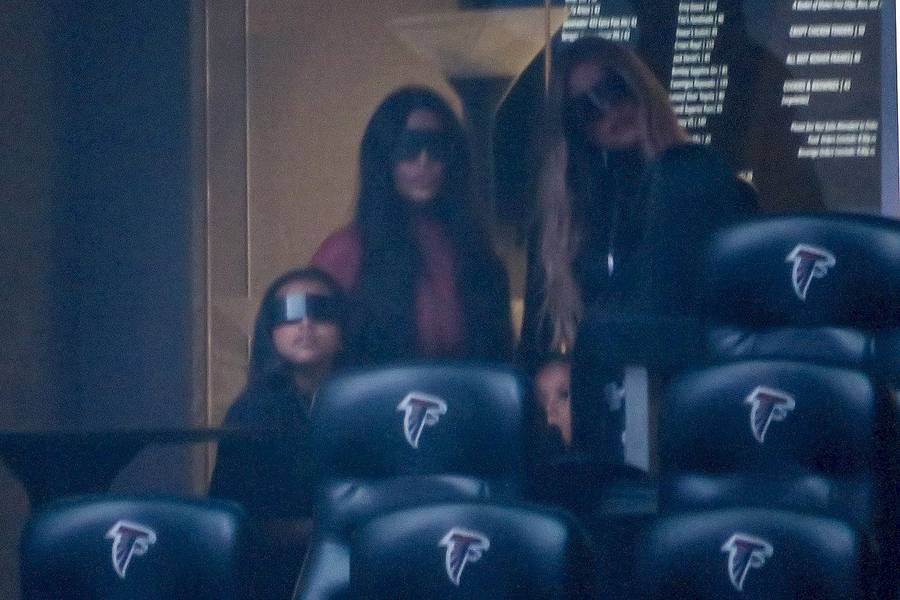 Kim Kardashian z dziećmi i Khloe wspiera Kanye Westa na promocji nowego albumu (ZDJĘCIA)