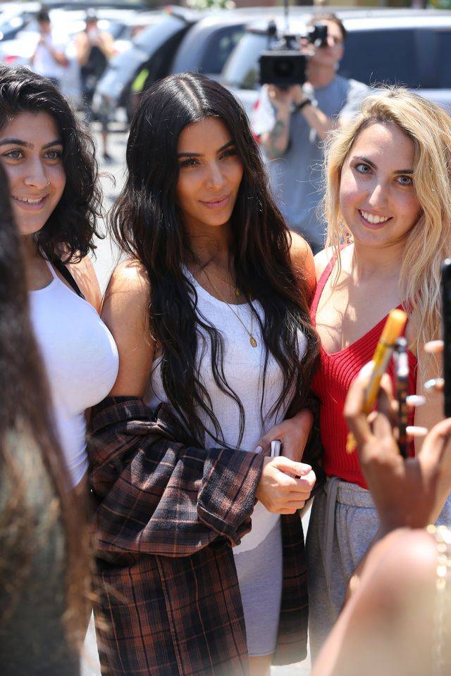 Kim Kardashian robi selfies z fankami