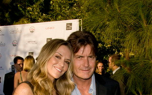 Pierwsze zdjęcie synków Charliego Sheena (FOTO)