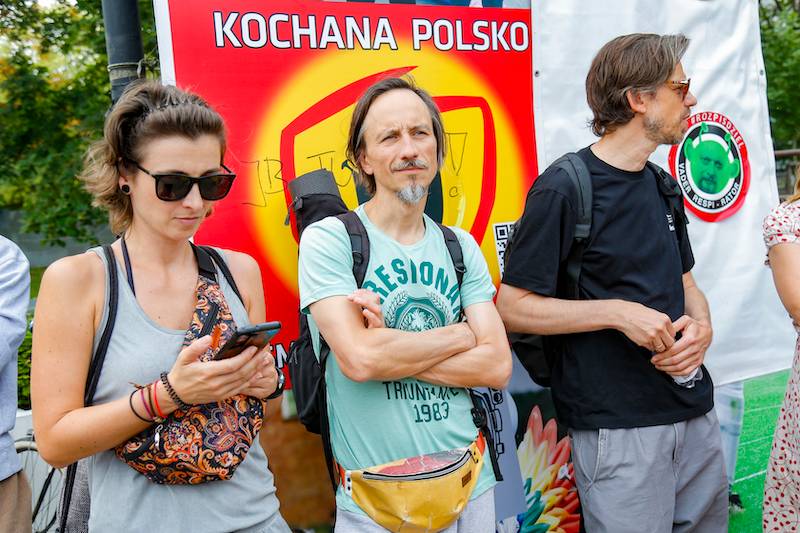 Aktorzy pod Sejmem walczą o swoje prawa: Boczarska, Dereszowska z synem, Agnieszka Grochowska…