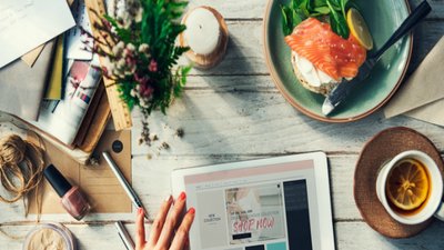 Chcesz ubrać się jak gwiazda? Wiemy jak to zrobić  bez wychodzenia z domu