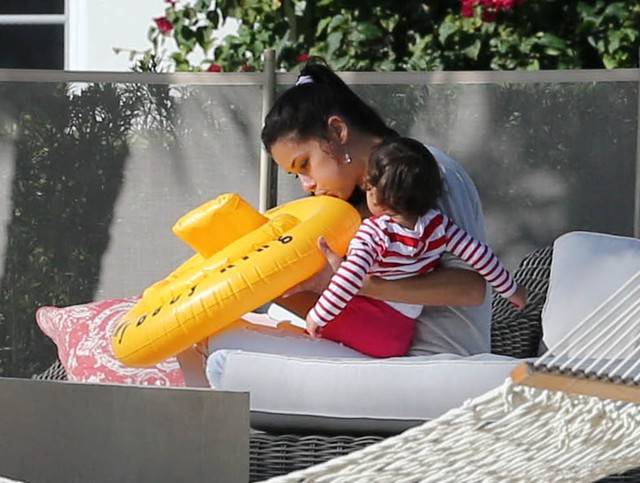 Adriana Lima z córeczkami i mężem