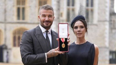 David i Victoria utytułowani z rąk Króla Karola III! Od teraz to Sir i Lady Beckhamowie (FOTO)