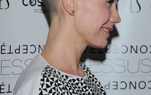 Olga Bołądź JEDNAK pozuje na ściance (FOTO)