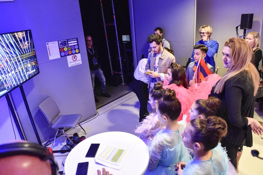 Eurowizja Junior 2019 w Gliwicach – mamy czym się pochwalić! Jacek Kurski z żoną wpierają uczestników za kulisami (ZDJĘCIA)