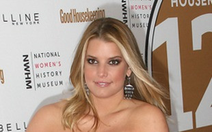 Jessica Simpson z wciągniętym brzuszkiem (FOTO)