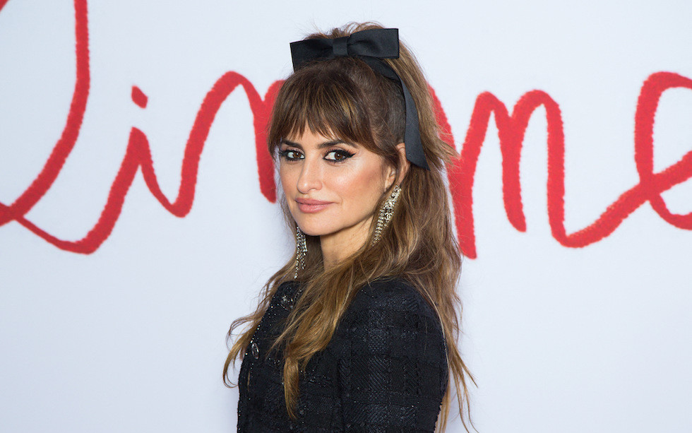 48-letnia Penelope Cruz w króciutkiej mini i kokardką we włosach na premierze w Paryżu