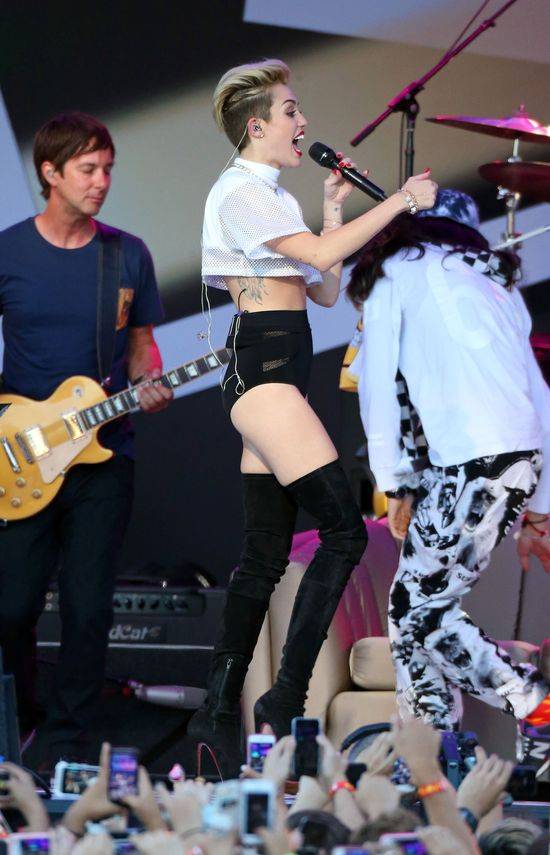 Miley Cyrus na scenie show Jimmy Kimmel Live!