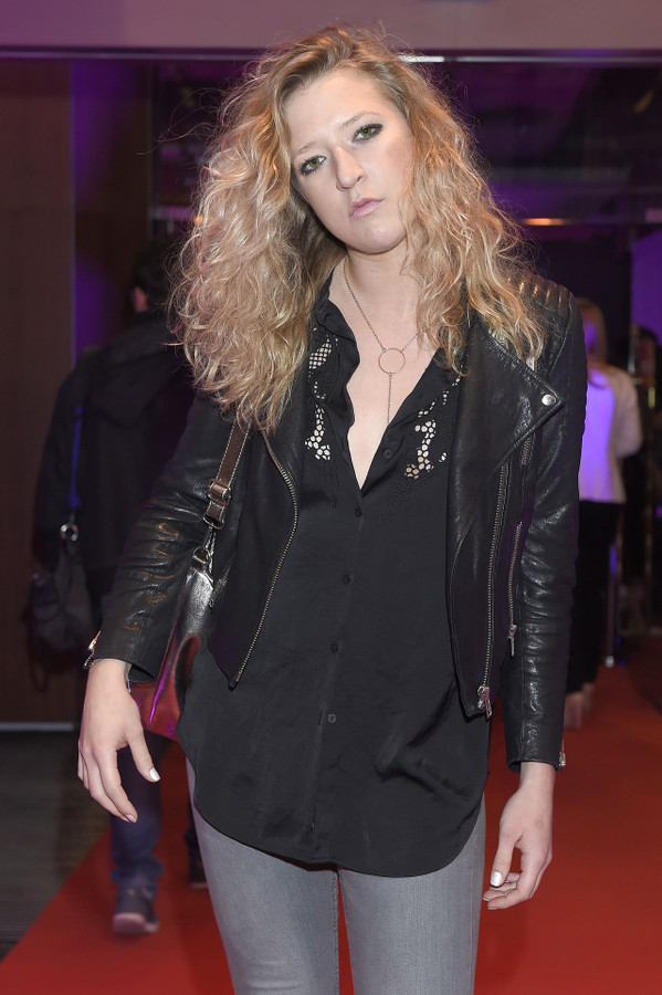 W długich, kręconych włosach