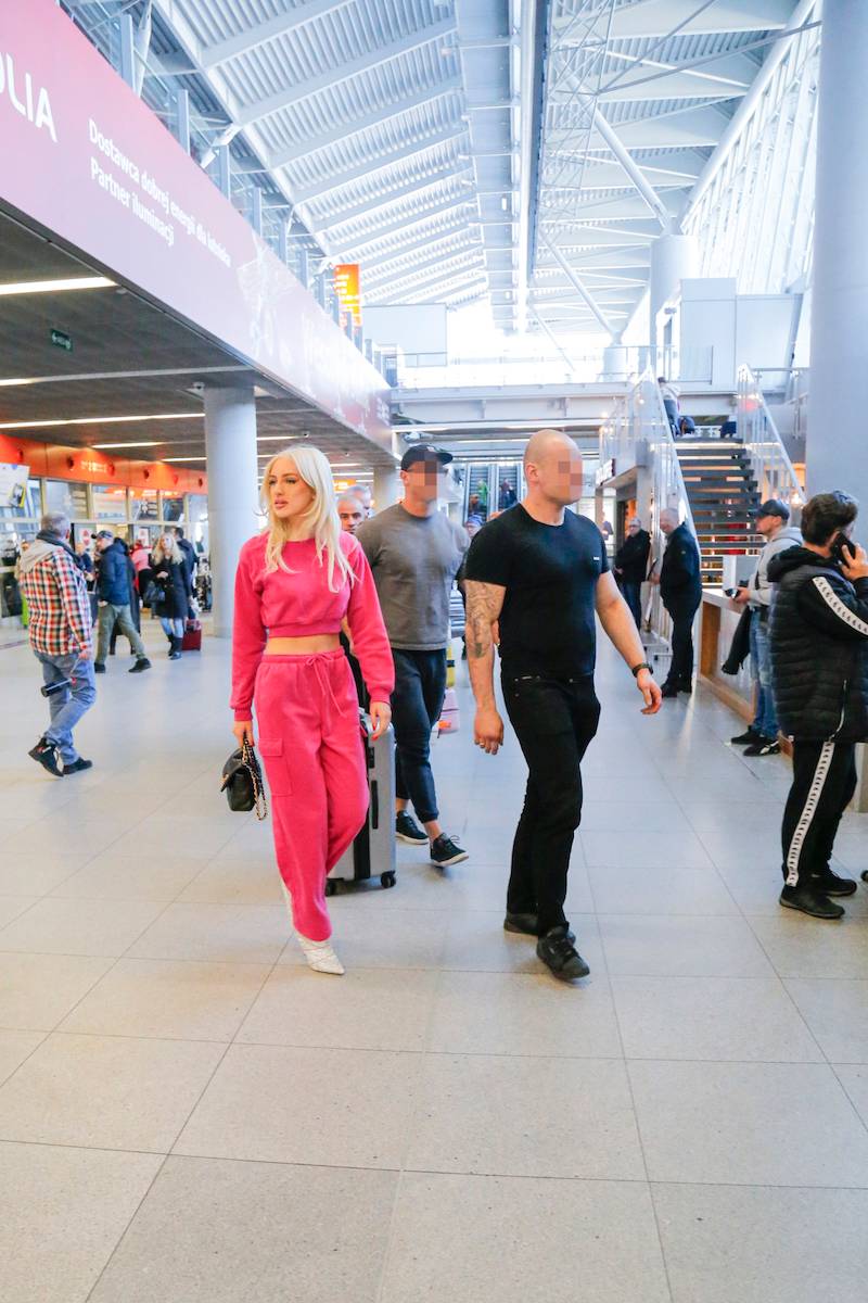 Caroline Derpieński w różowym DRESIE wkracza do Polski! Ponownie zobaczymy ją na salonach? (FOTO)