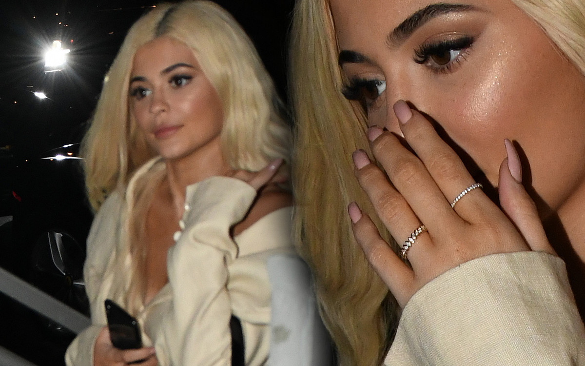 Kylie Jenner na kolacji z Travisem z pierścionkiem na palcu zaręczynowym ZDJĘCIA