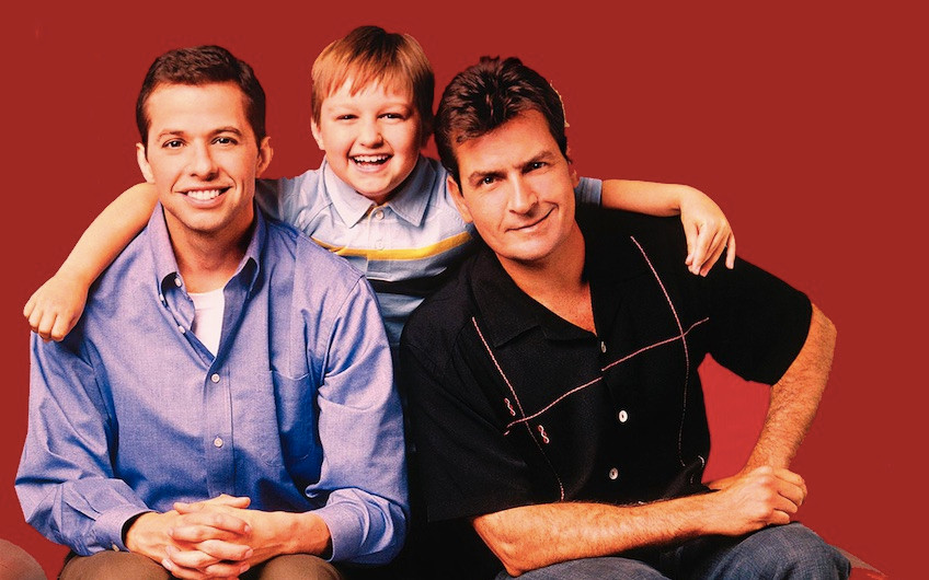 Pamiętacie dzieciaka z “Dwóch i pół”. Jest nie do poznania!