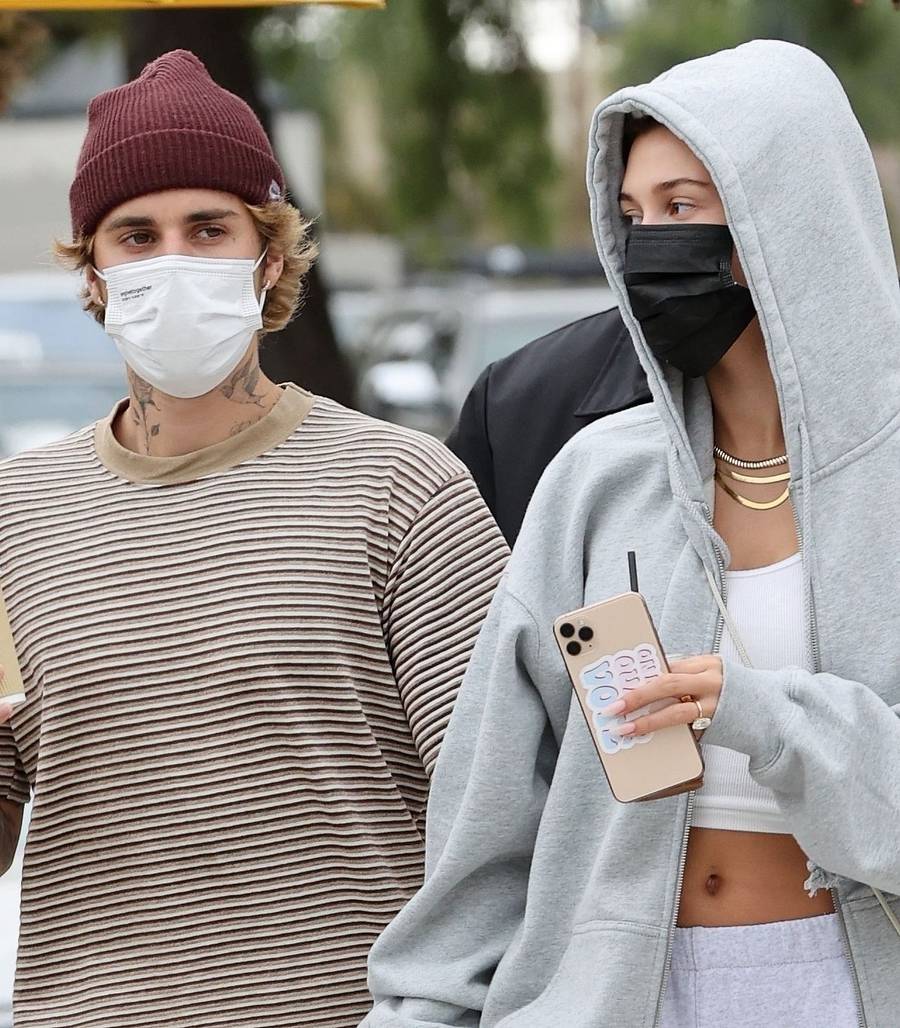Justin Bieber i Hailey Bieber w maskach