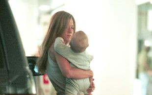 Jennifer Aniston tuli i całuje bobasa (FOTO)